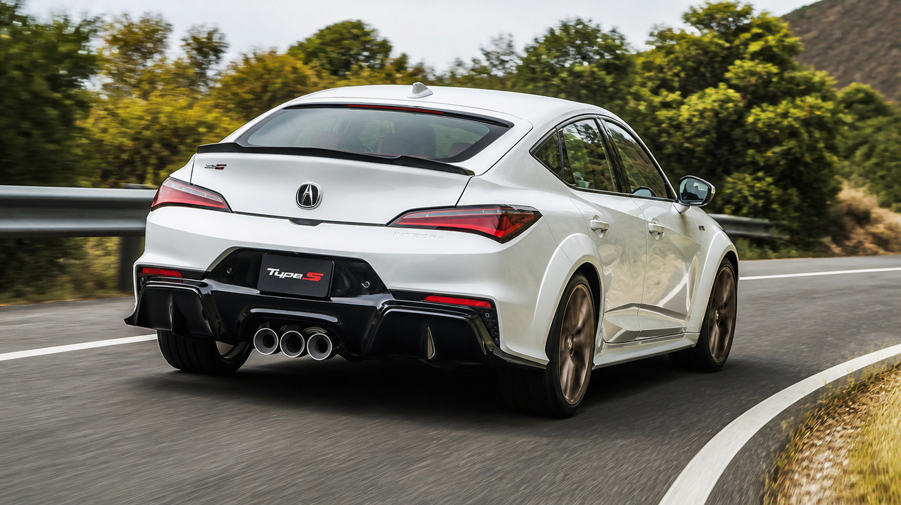 Weisser sportlicher Acura Type S fährt auf kurviger Landstrasse mit Bäumen im Hintergrund
